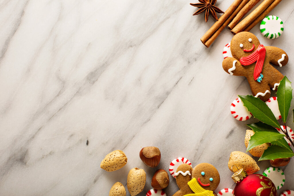 Weihnachtliche Dekoration mit Ceramica Moden, Zimtstangen, Sternanis, Nüssen und Lebkuchen auf Marmorplatte