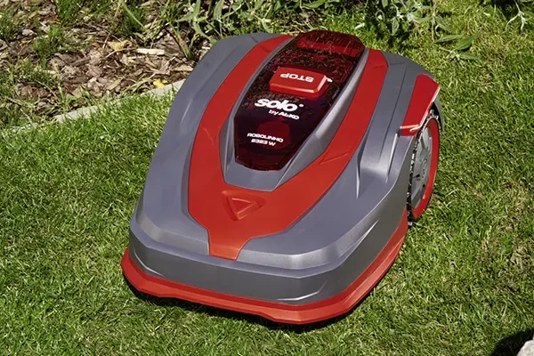 Robolinho Mähroboter neu auf Rasen im Garten