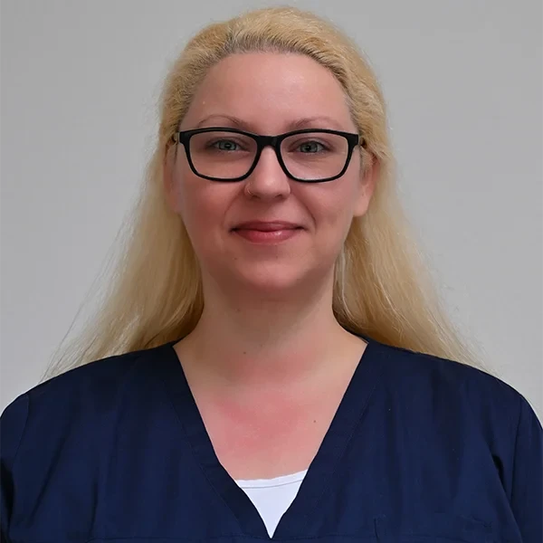 Sandra Mussig im Porträt mit blonden Haaren und dunkler Kleidung