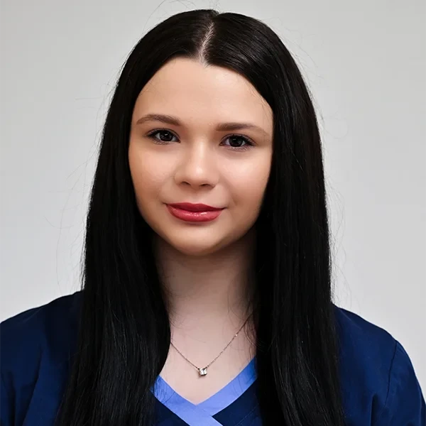 Porträtfoto von Amelie Stogbauer in blauer Kleidung vor neutralem Hintergrund