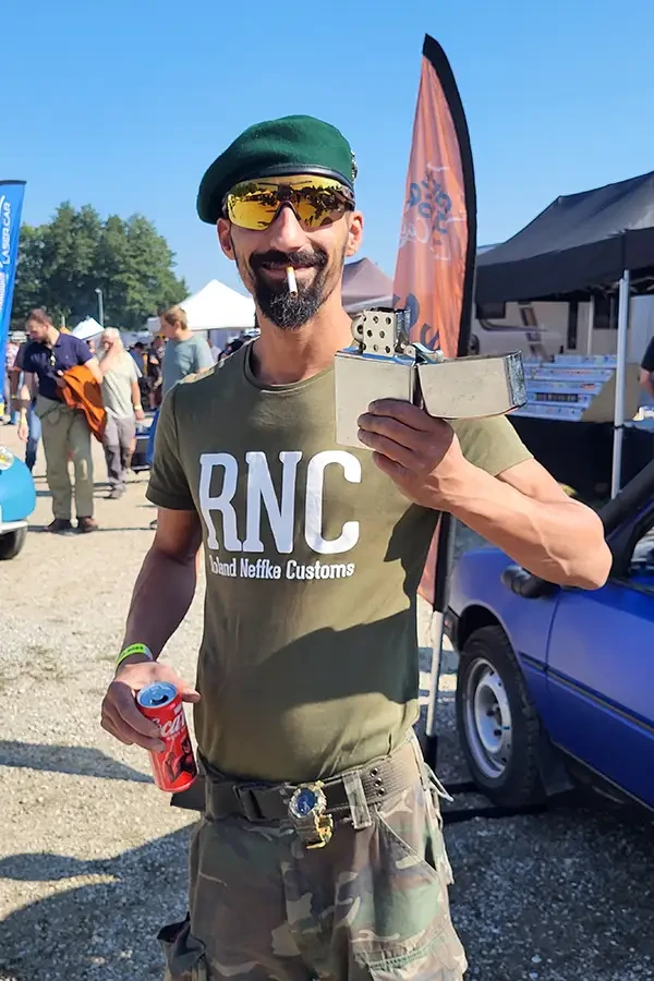 Roland Neffke bei einer Veranstaltung mit RNC T-Shirt und großem Feuerzeug