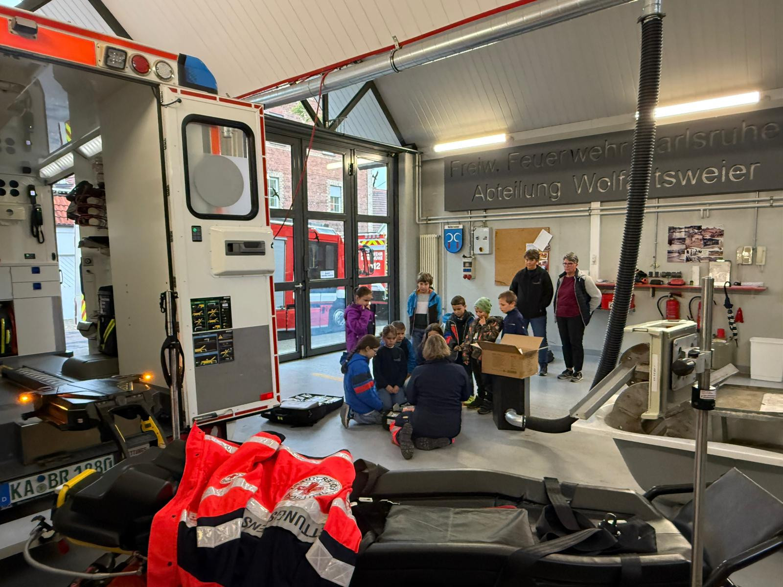 Führung für Kinder in der Freiwilligen Feuerwehr Abteilung Wolfartsweier mit Rettungswagen und Ausrüstung Kindergruppe bei einer Führung in der Freiwilligen Feuerwehr Abteilung Wolfartsweier, mit Rettungswagen und Ausrüstung im Feuerwehrhaus