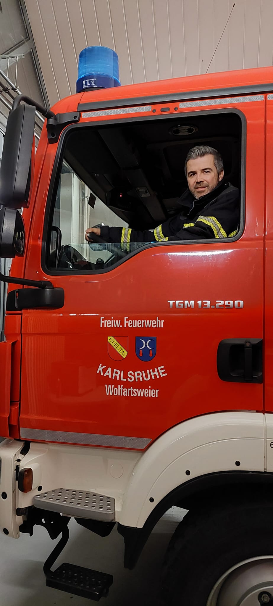 Maschinist Chris im Feuerwehrfahrzeug der Freiwilligen Feuerwehr Karlsruhe Wolfartsweier