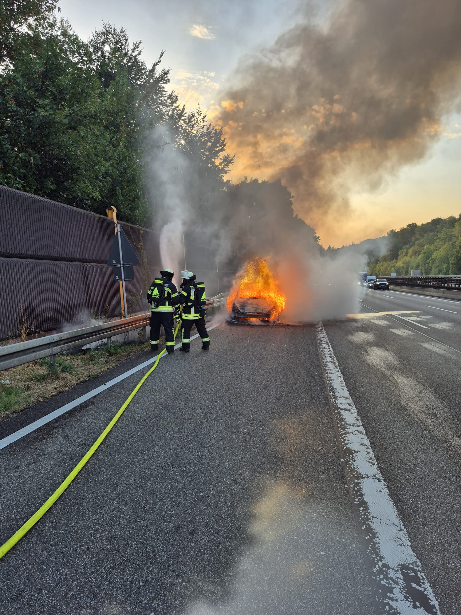 Feuerwehr löscht brennendes Auto auf Autobahn – Einsatzbild für Webseite