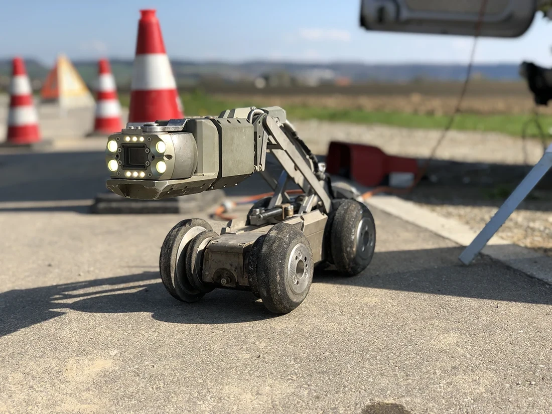Roboterfahrzeug zur Inspektion auf Baustelle, Startseite richtiger Partner