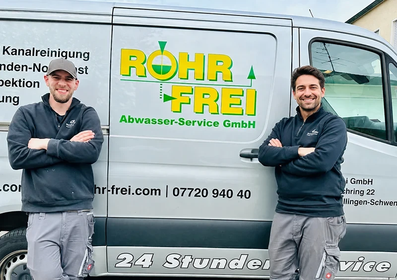 Rohr Frei Abwasser-Service GmbH Mitarbeiter vor Firmenfahrzeug – Ihr richtiger Partner für Abwasser- und Rohrreinigung