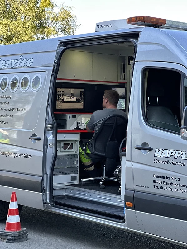 Sanierung Headerbild – Mitarbeiter bei der Kanalinspektion im Servicefahrzeug von Kappler Umwelt-Service