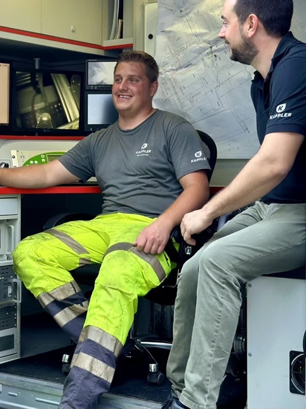 Zwei Mitarbeiter der Firma Kappler im Kontrollraum, ueber-uns Header-Bild