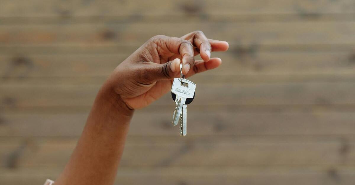 Hand hält einen wichtigen Schlüsselbund mit mehreren Schlüsseln