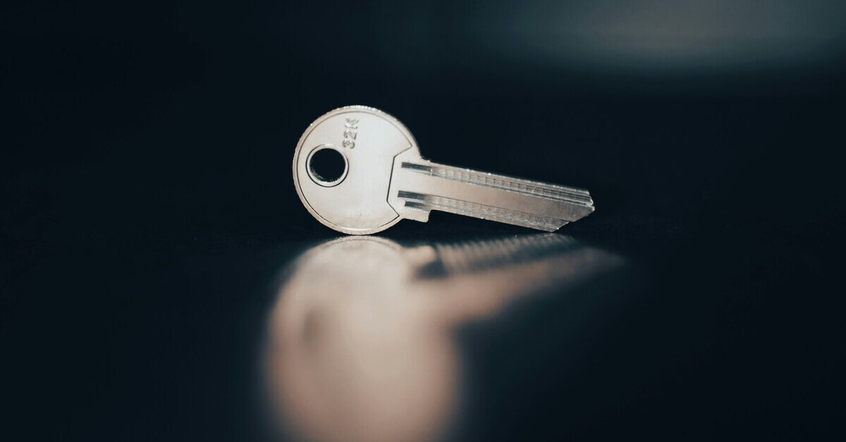 Nahaufnahme eines nachgemachten Schlüssels auf dunklem Hintergrund