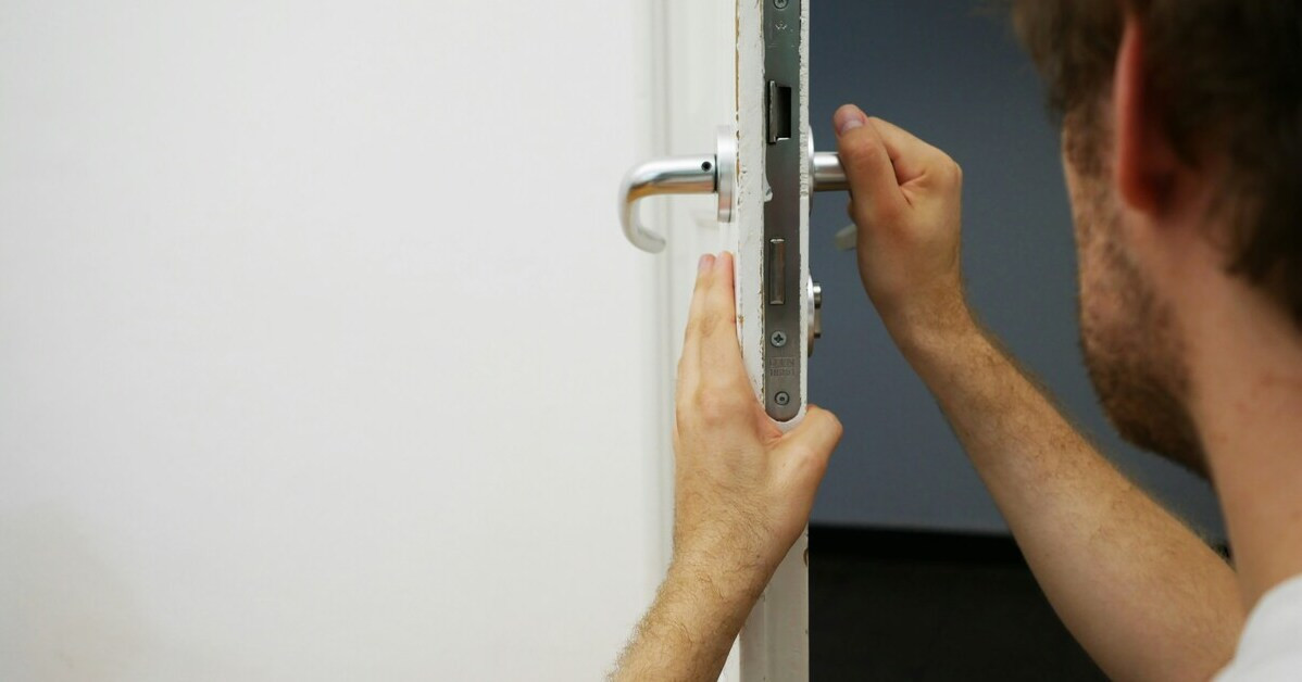 Seriöser Schlüsseldienst bei der Türöffnung – professionelle Hilfe beim Schlosswechsel