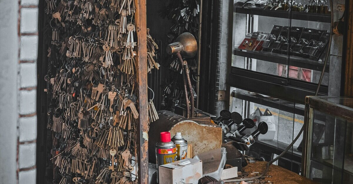 Innenansicht eines Ladengeschäfts für Schlüsseldienst mit vielen Schlüsseln und Werkzeugen