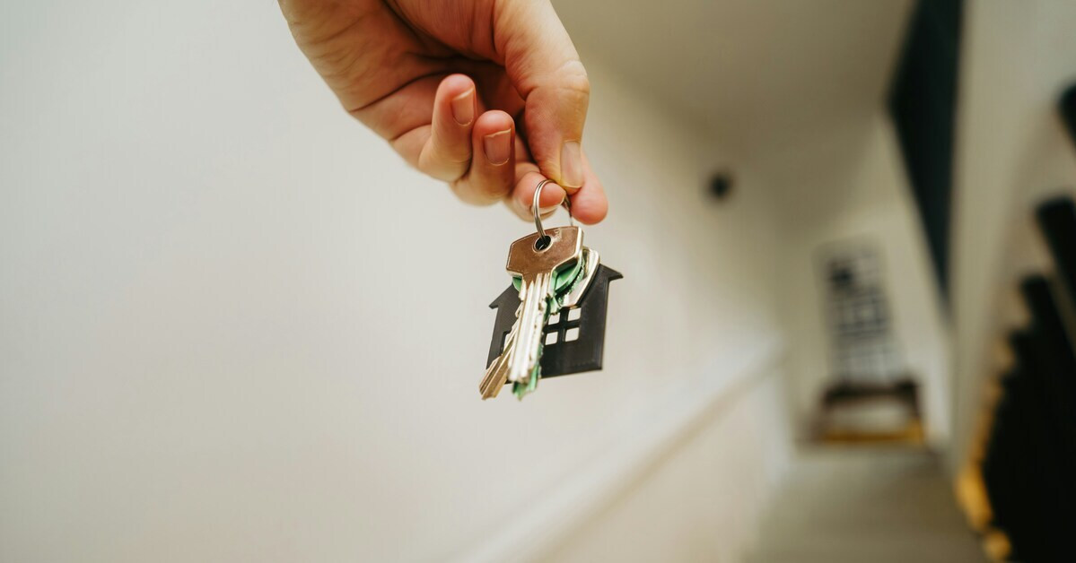 Schlüsselbund mit Hausschlüssel – Schloss tauschen nach Umzug