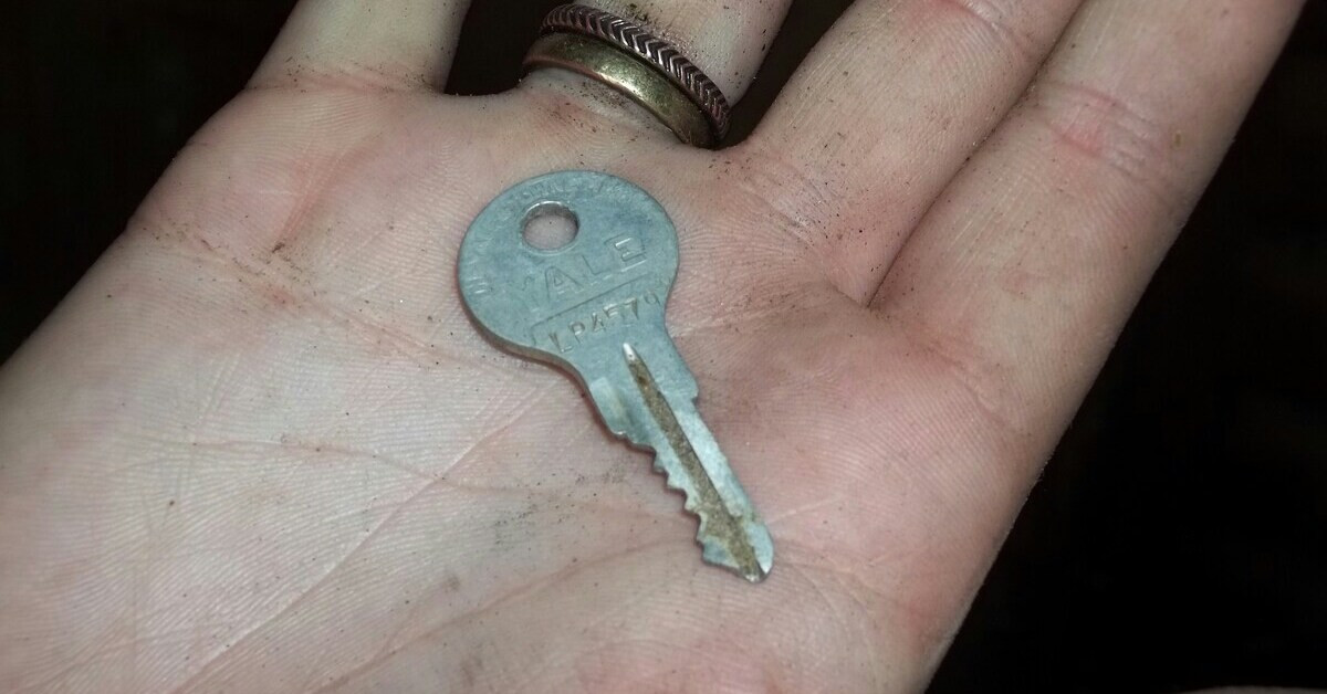 Schlüssel in einer Handfläche gehalten, Nahaufnahme