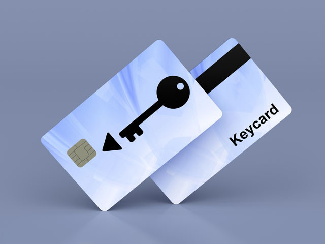 Keycard mit Chip und Schlüsselsymbol auf hellblauem Hintergrund