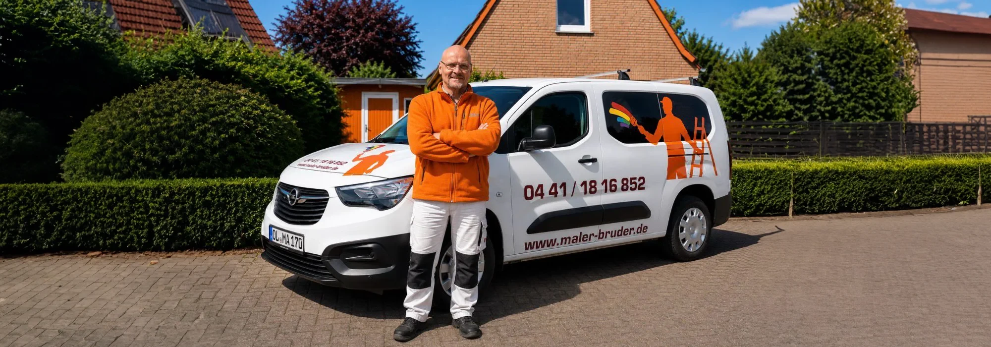 Maler vor Firmenfahrzeug von Maler-Bruder auf der Startseite