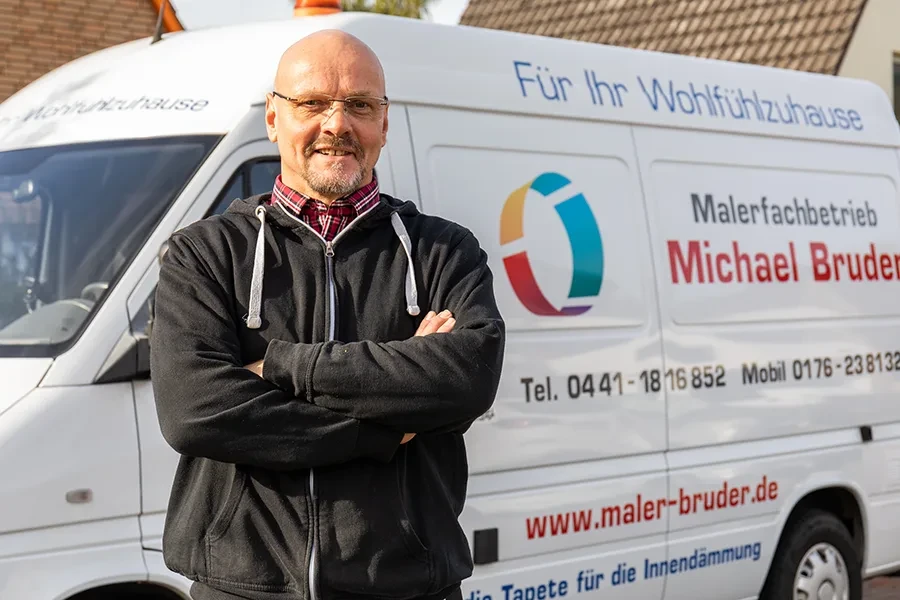 Zufriedener Kunde steht vor einem Malerbetrieb-Firmenwagen – das sagen unsere Kunden