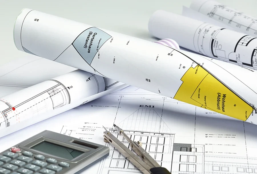 content über uns – Baupläne, Architekturskizzen und Werkzeuge auf einem Schreibtisch