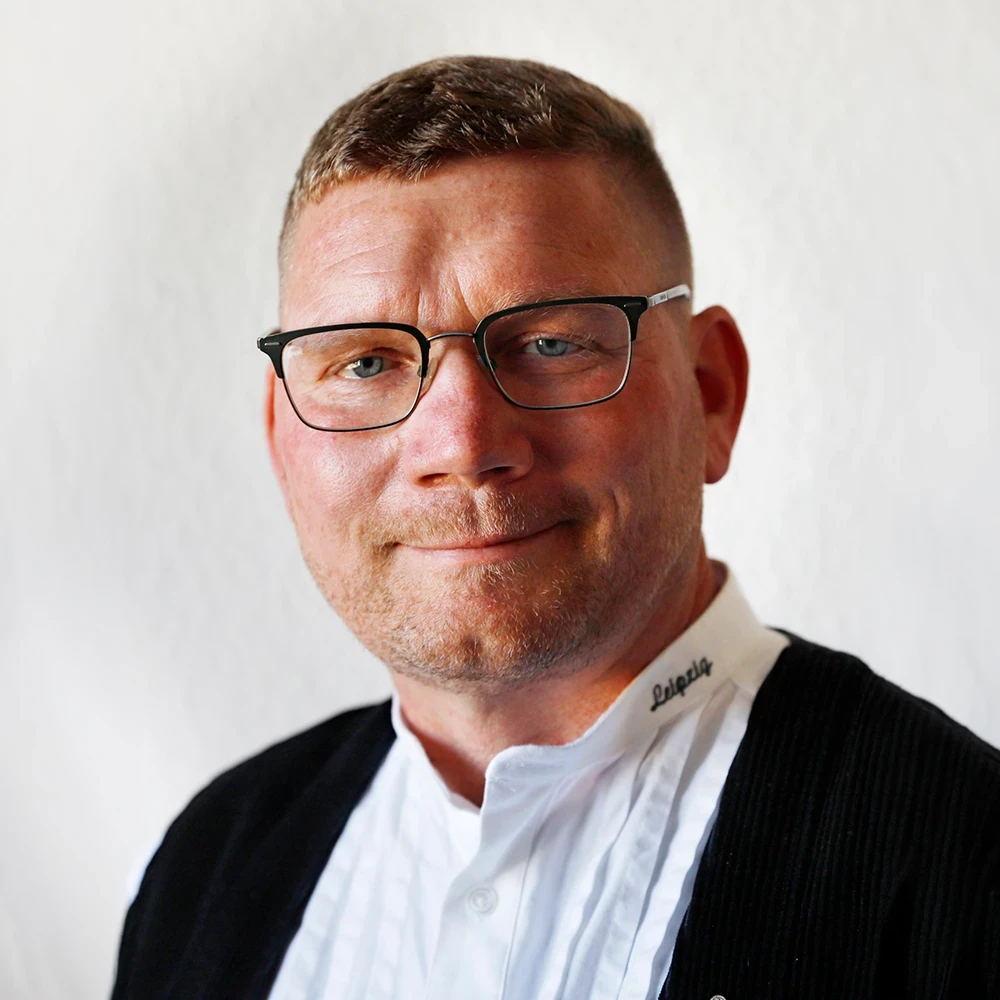 Porträt von Ingo Körbis mit weißem Hemd und dunkler Jacke