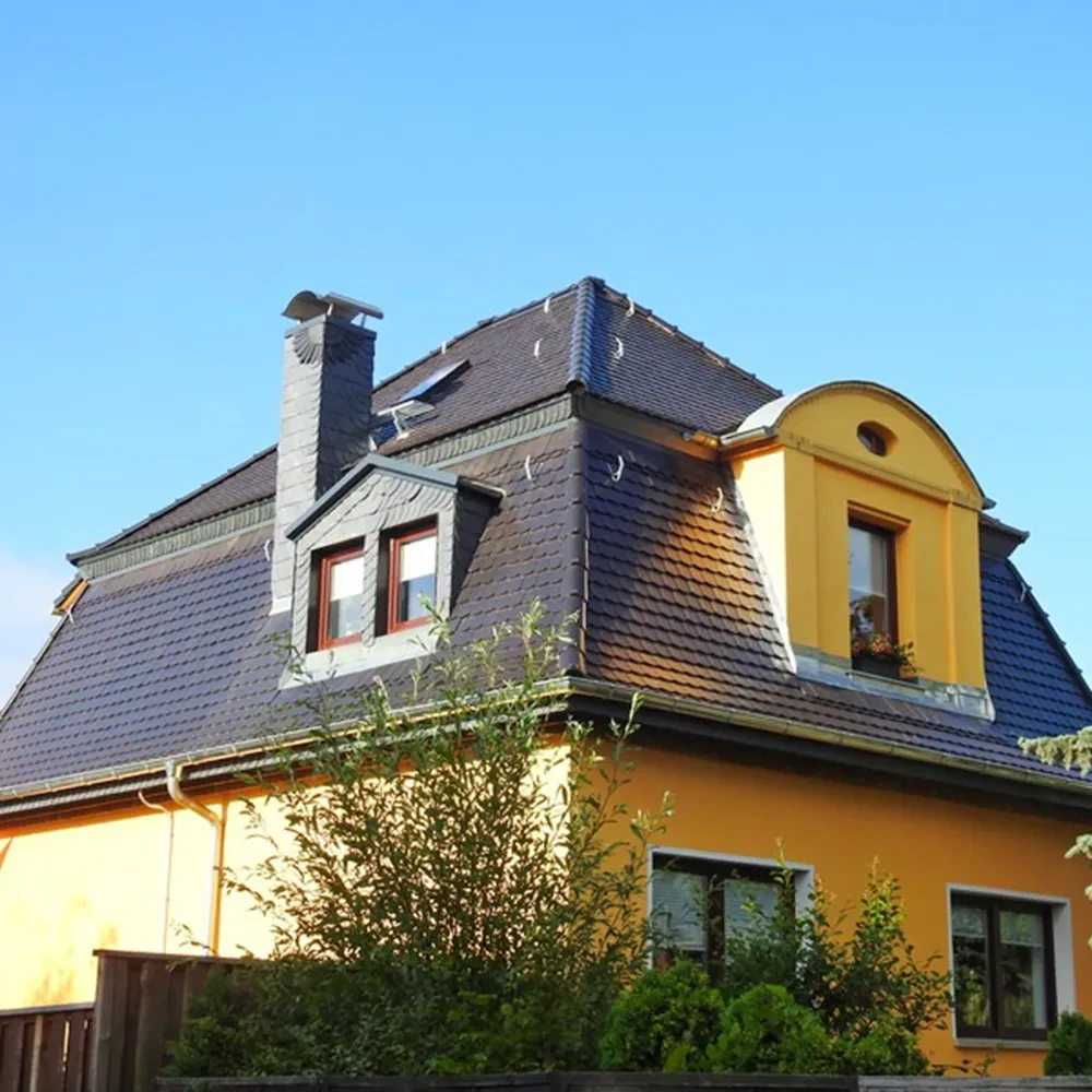 Dach mit Bieberschwanz und Schiefergaube