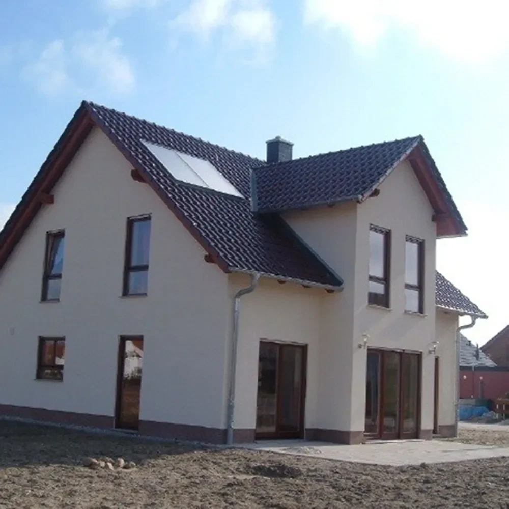 Modernes Einfamilienhaus mit Satteldach und Solarpanel, quadratisches Contentbild