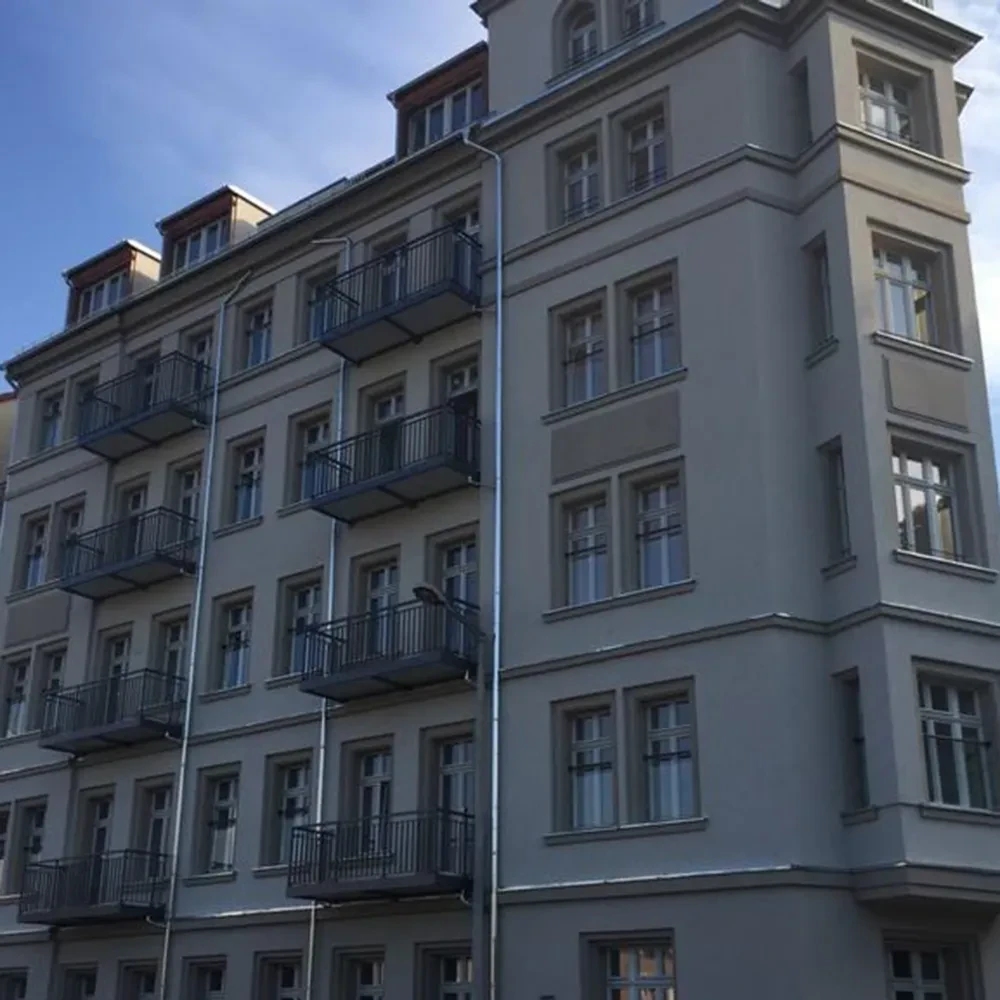 Mehrstöckiges Wohngebäude mit Balkonen, quadratisches Contentbild