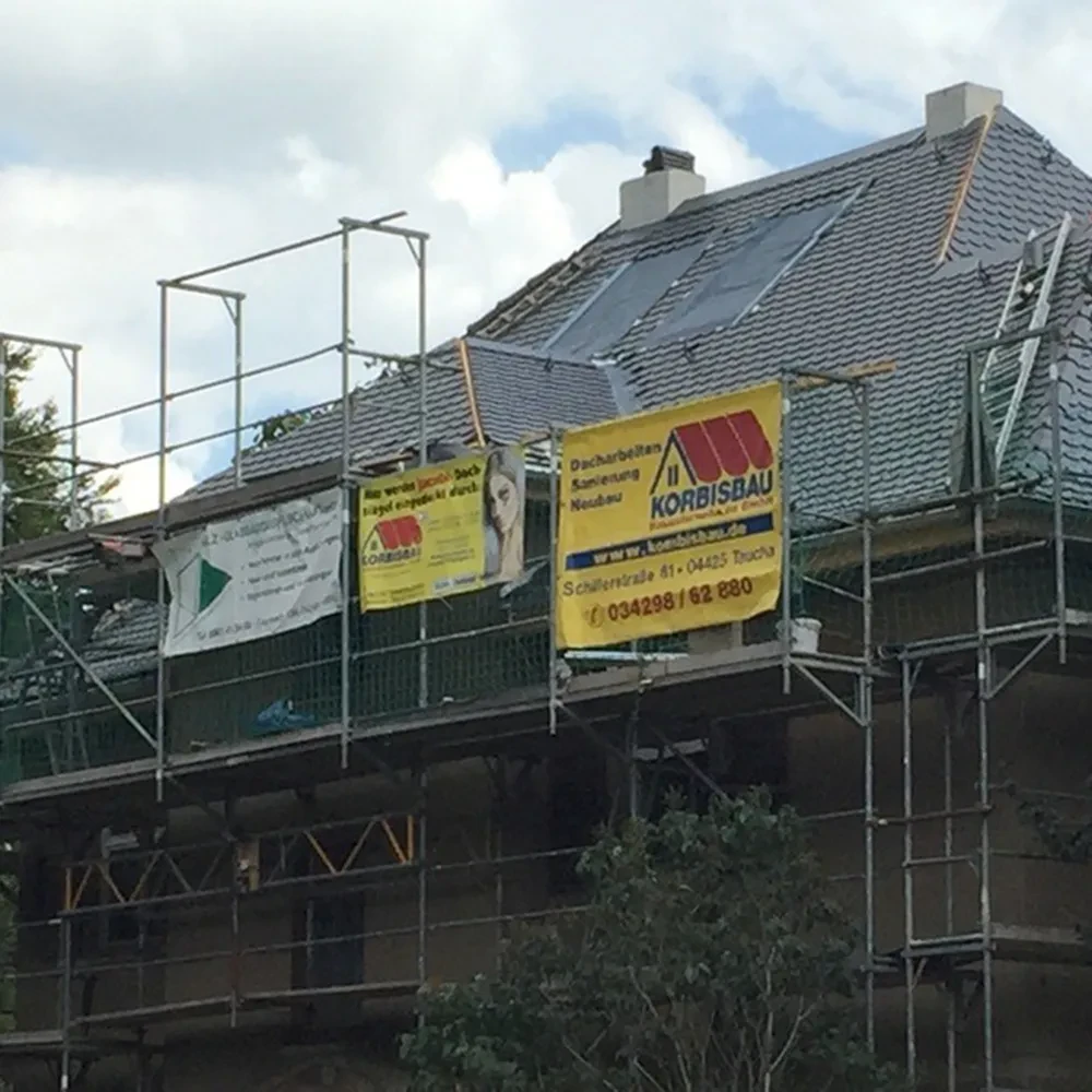Dachsanierung und Bauarbeiten am Haus mit Gerüst durch KORBISBAU in Taucha
