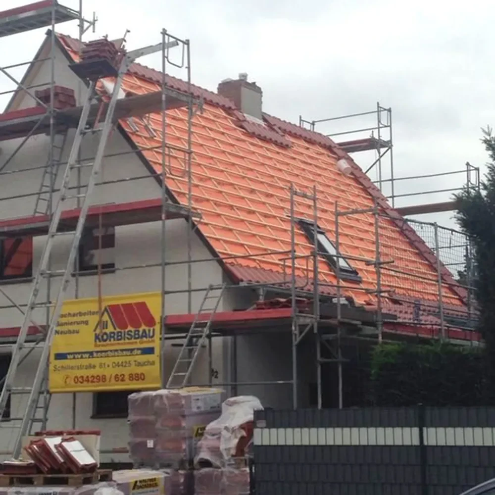 Hausdachsanierung mit Gerüst und neuen Dachziegeln durch KORBISBAU in Taucha