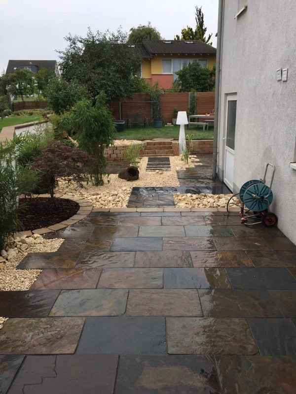 Moderne Terrasse mit Feinsteinzeug-Platten als Referenzprojekt im Garten
