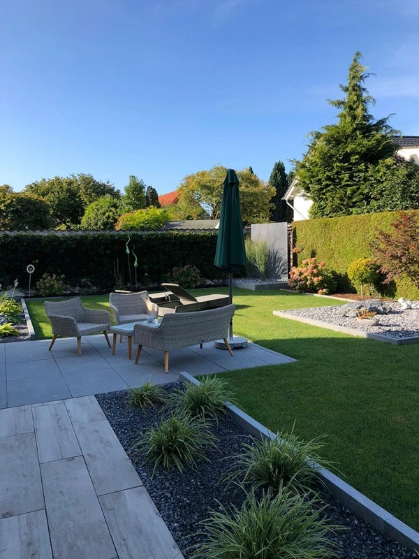 Moderne Gartengestaltung Referenzen mit Terrasse, Sitzgruppe und gepflegtem Rasen