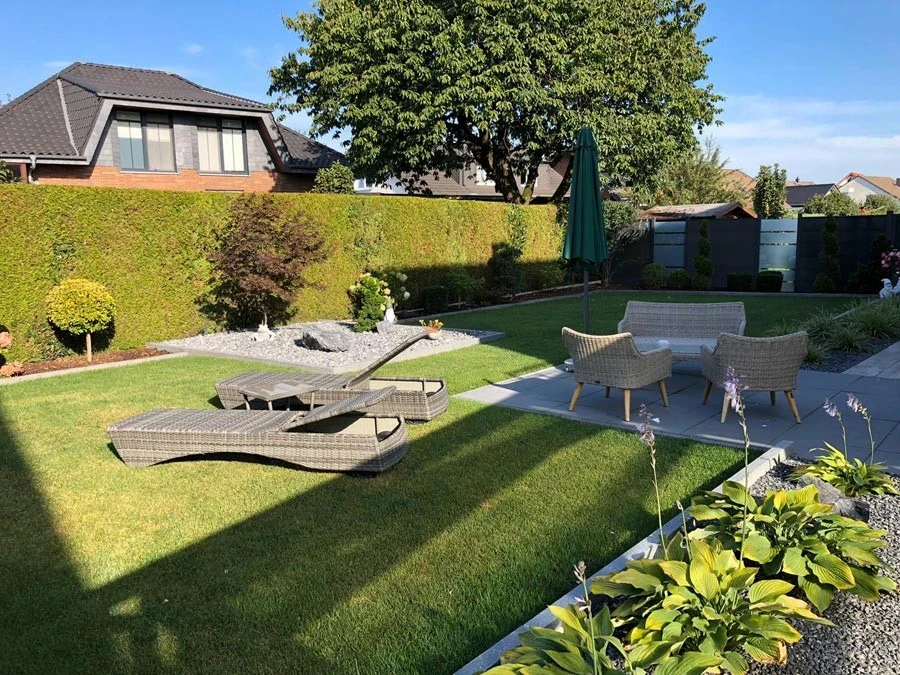 Moderne Gartengestaltung Referenzen mit gemütlicher Sitzecke, Liegen und gepflegtem Rasen