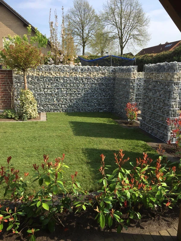 Natursteinarbeiten Referenzen: Moderne Gabionenwand als Sichtschutz im Garten