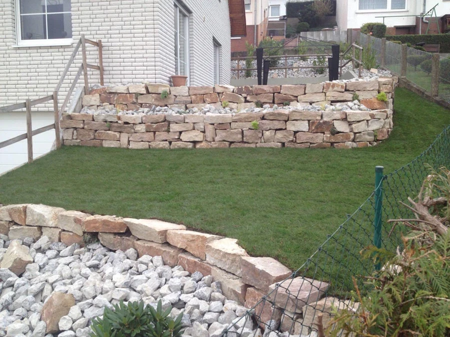 Beispiel für Natursteinarbeiten: Trockenmauer und Steingarten als Referenzprojekt im Garten