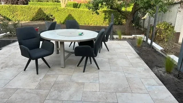 Moderne Terrasse mit Feinsteinzeug-Fliesen und Gartentisch als Referenzbeispiel