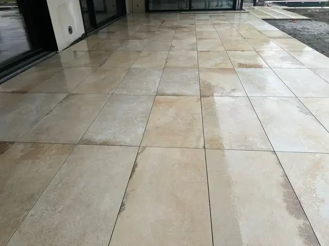 Feinsteinzeug Referenzen – moderne Terrassenplatten aus Feinsteinzeug in Beige