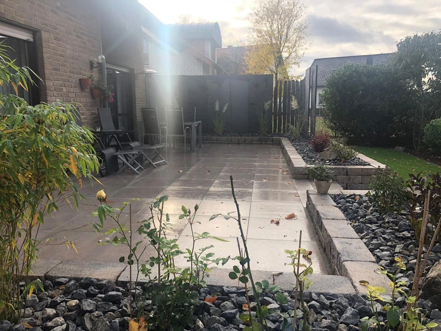 Moderne Terrasse mit Feinsteinzeug-Fliesen und Garten, Beispiel aus Referenzen