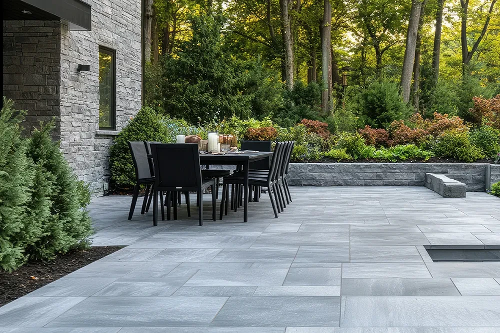 Moderne Terrasse mit Steinplatten und Gartenmöbeln