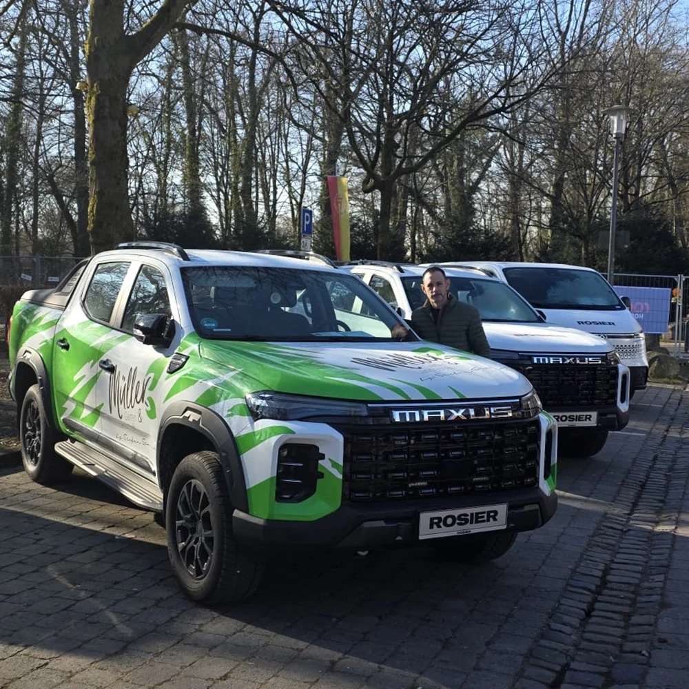 Firmenfahrzeug Maxus mit auffälliger Folierung und Rosier Kennzeichen auf einem Parkplatz