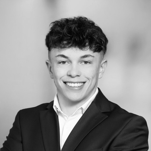 Porträt eines jungen Mannes im Anzug, schwarz-weiß, img-5814