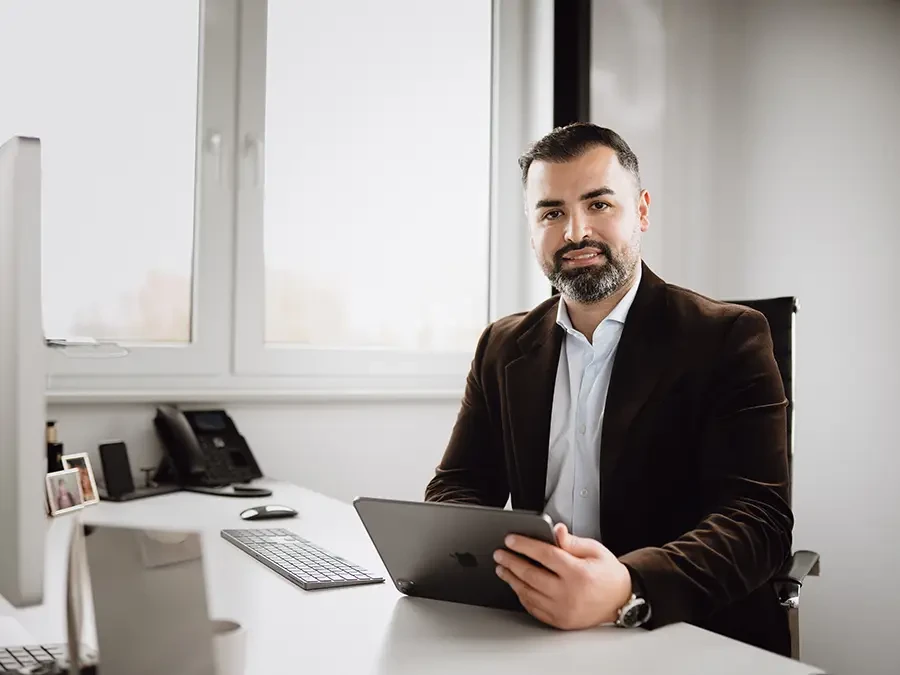 Geschäftsmann im Büro mit Tablet am Schreibtisch