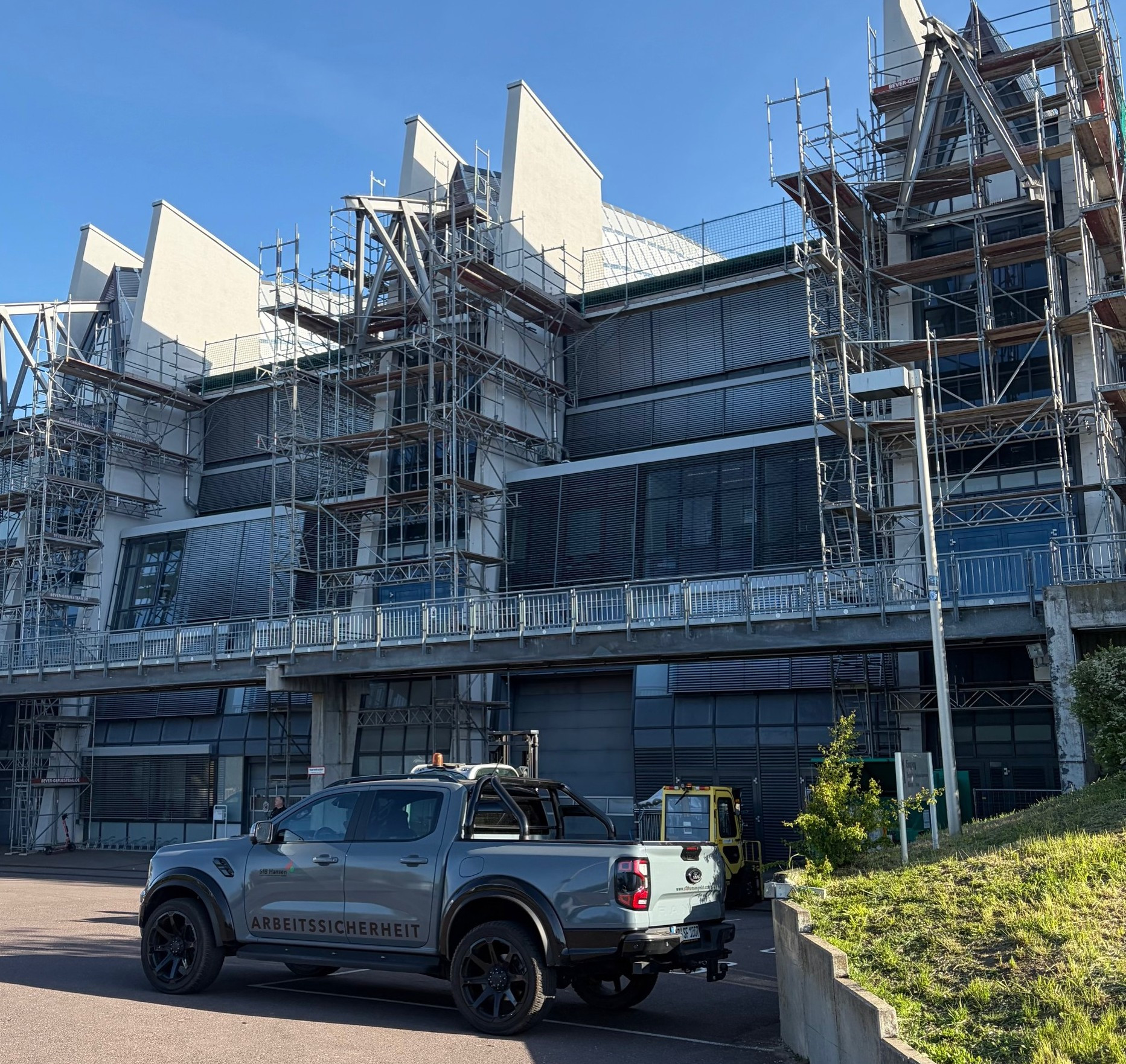 GETEC Arena in Magdeburg mit Baugerüst und Fahrzeug für Arbeitssicherheit vor dem Gebäude