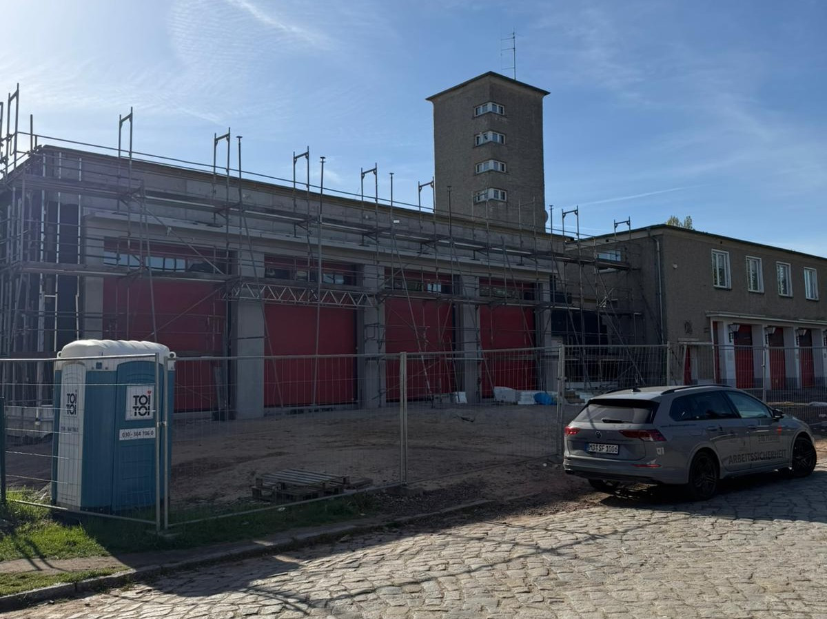 Feuerwehrhaus der Freiwilligen Feuerwehr Ottersleben mit Gerüst und Bauarbeiten