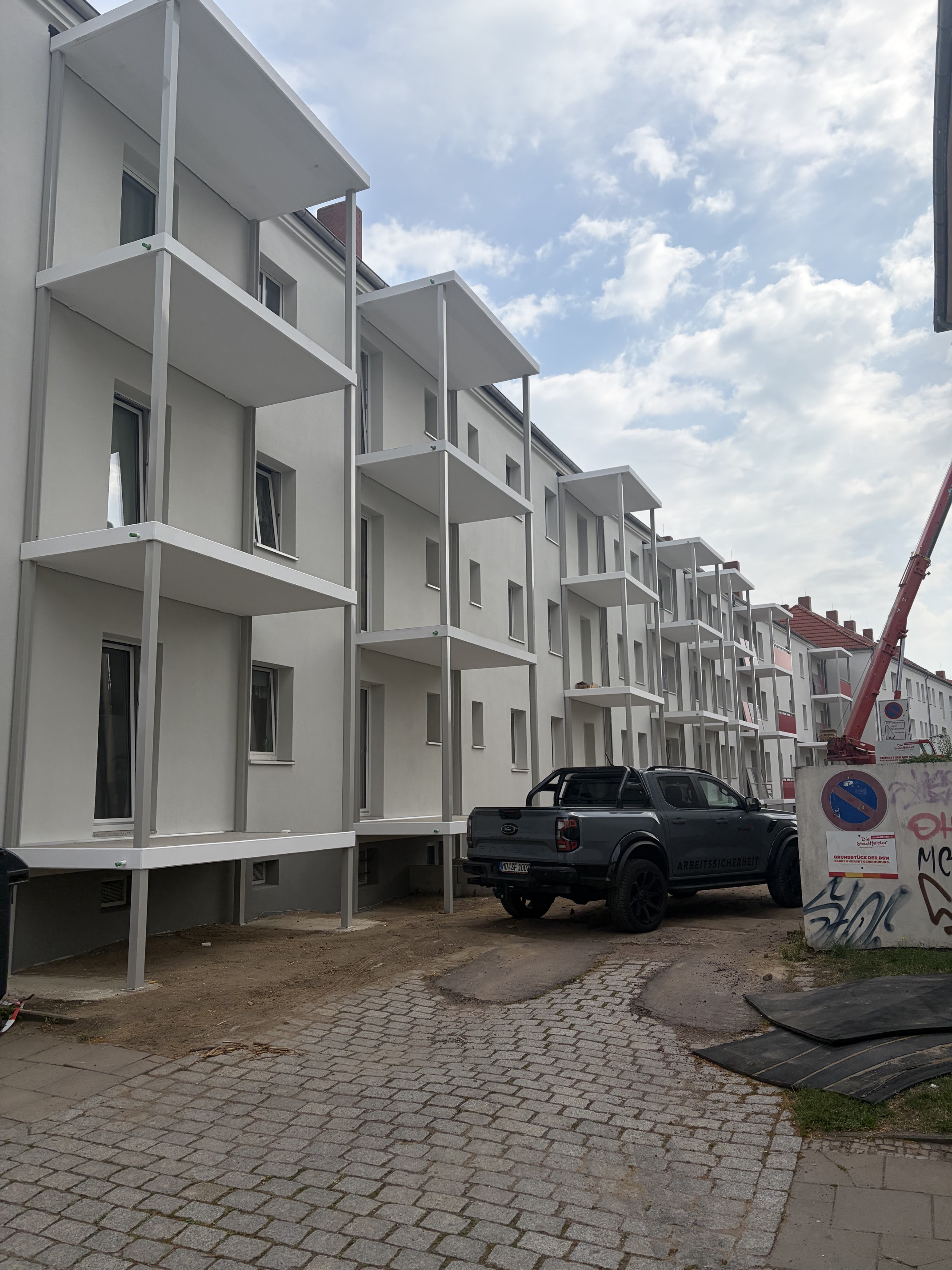 Sanierung eines Mehrfamilienhauses in der Alber-Vater-Straße mit neuer Balkon- und Fassadensanierung