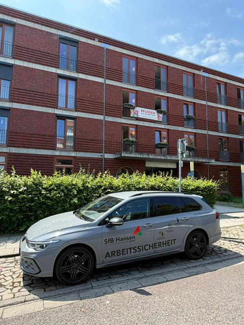 AWO Magdeburg – Dach- und Strangsanierung am Pflegeheim mit Fahrzeug für Arbeitssicherheit vor dem Gebäude