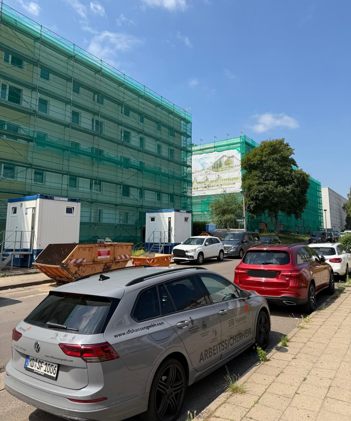 Kernsanierung eines Mehrfamilienhauses in der Astonstrasse mit Gerüst und Baucontainern