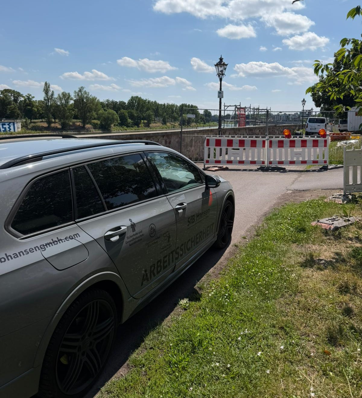 Ufermauer Magdeburg – Sicherung und Instandsetzung mit Absperrung und Sicherheitsfahrzeug vor Ort
