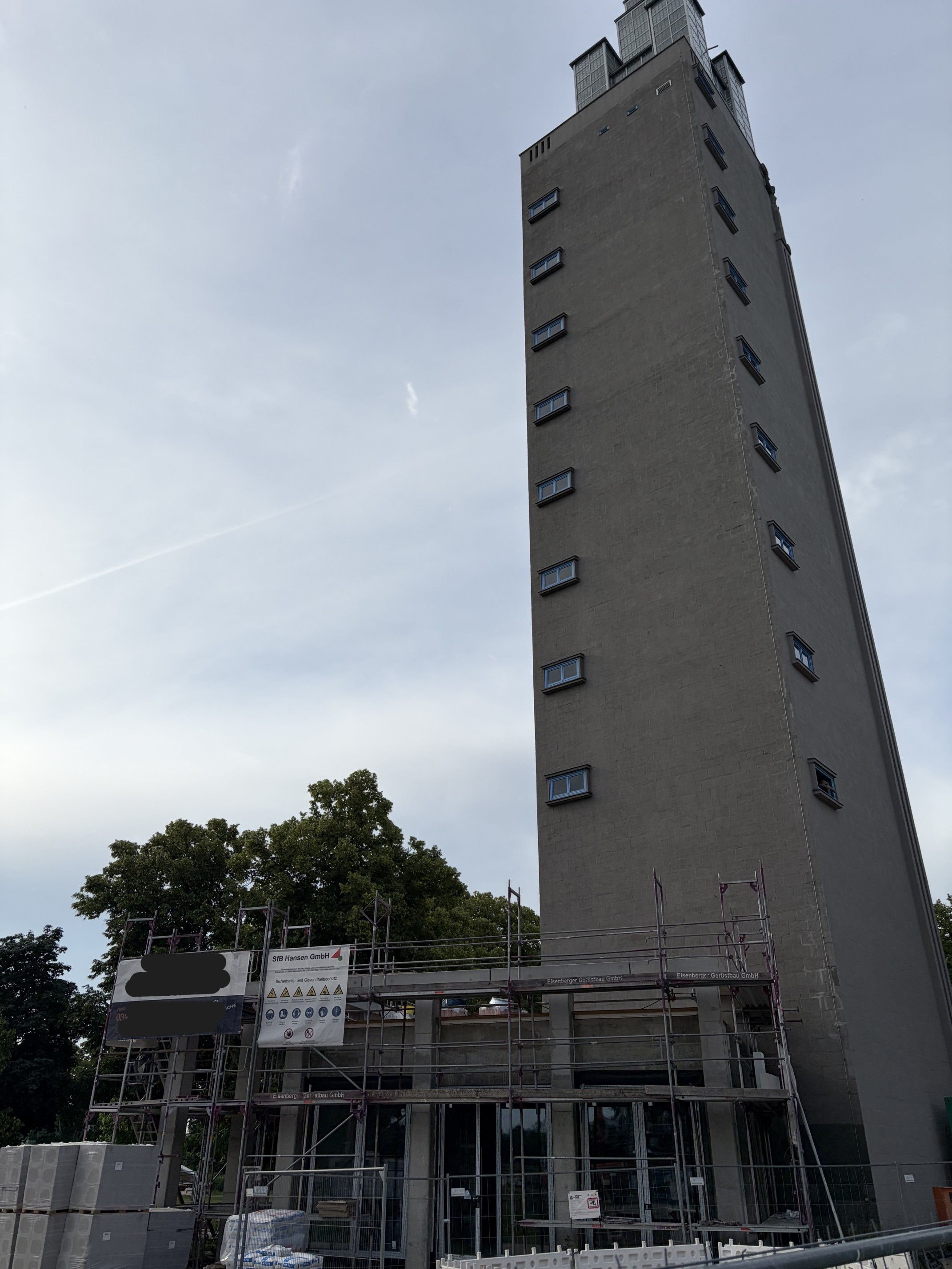 Albinmüllerturm Neubau und Basisbau mit Baugerüst und Bauarbeiten