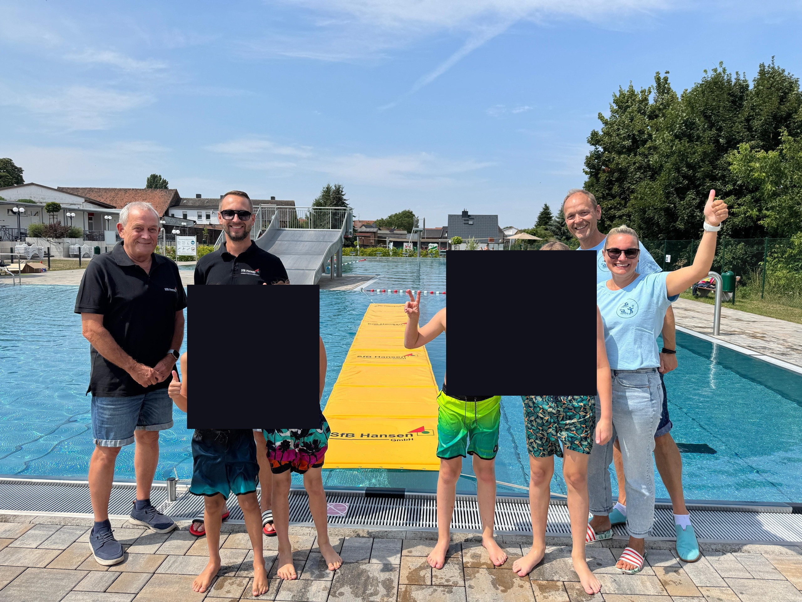 Wasserlaufweg im Freibad Niederndodeleben mit Besuchern und sonnigem Wetter