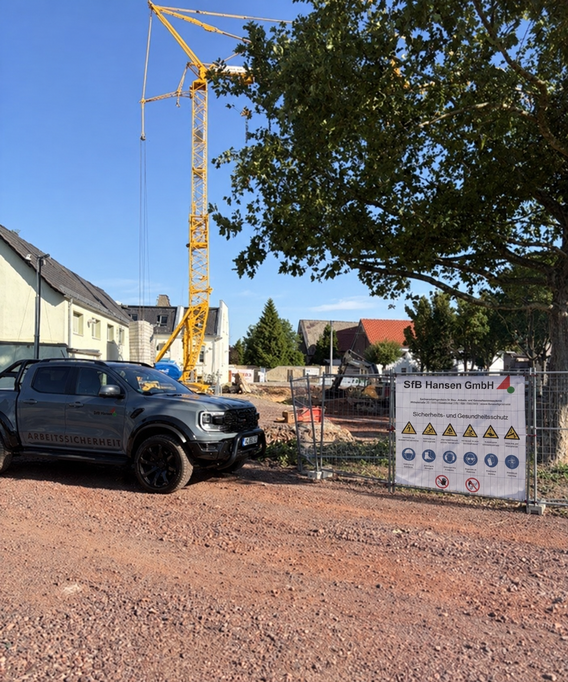 Baustelle in Barleben mit Sicherheitsfahrzeug und Kran der SfB Hansen GmbH