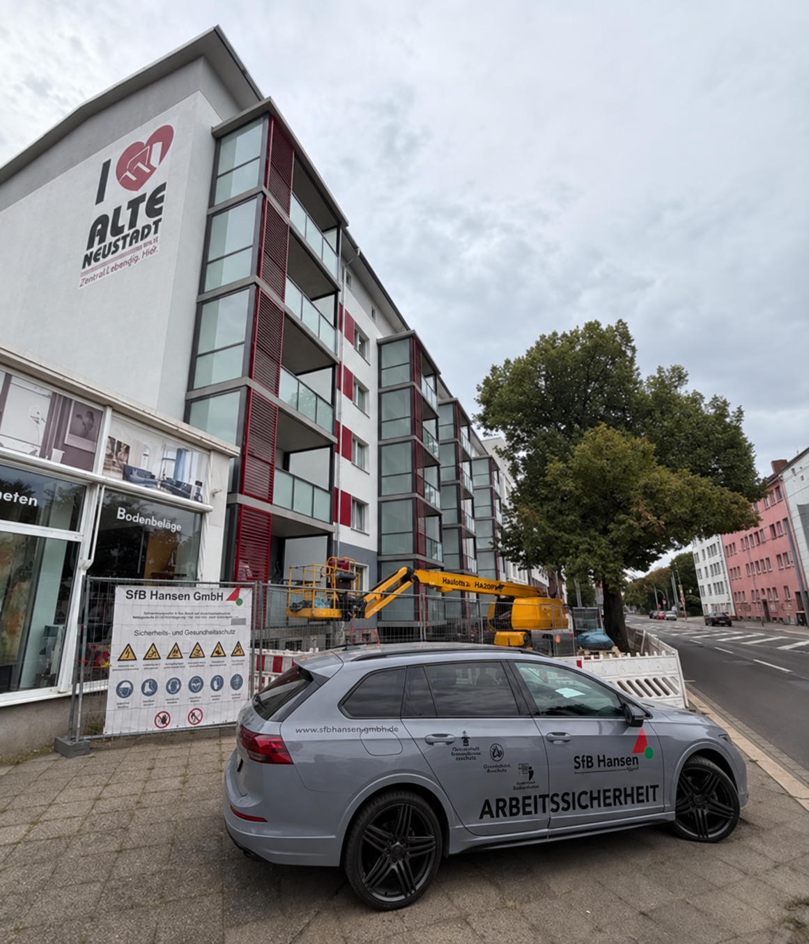 Mehrfamilienhaus an der Lüneburger Straße mit Baustelle und Fahrzeug der SFB Hansen GmbH in der Alten Neustadt